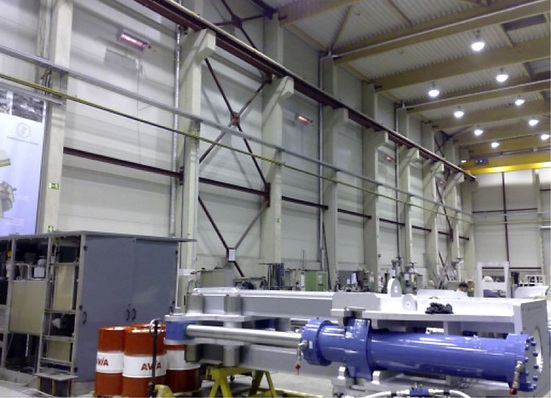 Abb. 1 An den Wänden installierte Gasinfrarot-Hellstrahler heizen ein Hallengebäude.