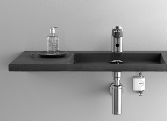 Abb. 1 Hydraulisches Mikrokraftwerk: Der Generator in der Trinkwasserzuleitung macht berührungslose Waschtischarmaturen unabhängig von der Netzstromversorgung oder Batterien.