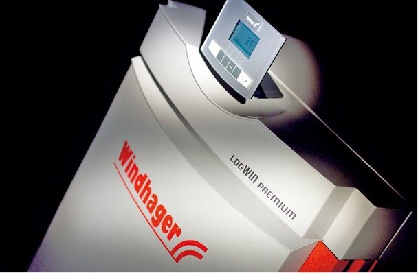 Windhager: ScheitholzVergaserkessel LogWIN mit vollautomatischer Zündung.