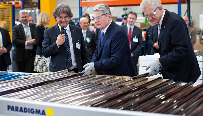 Bundespräsident Joachim Gauck (Mitte) und Baden-Württembergs Ministerpräsident Winfried Kretschmann (rechts) zu Besuch bei der Ritter Gruppe in Dettenhausen. Links Unternehmensgründer Alfred T. Ritter.