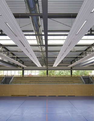 Zehnder: ZBN-Deckenstrahlplatten mit Einbauleuchten in einer Sporthalle.