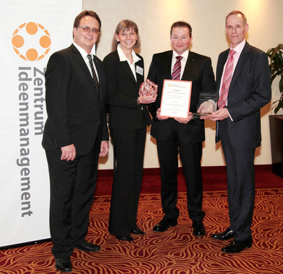 Urkundenübergabe: Peter Becker, Leiter Ideenmanagement bei Viessmann (2. v.r.), Werner Schmidt, Vorstand der LVM (l.), Christiane Kersting, GF des Deutschen Instituts für Ideen- und Innovationsmanagement, und Dr. Thomas Nöcker, Vorstand K+S.