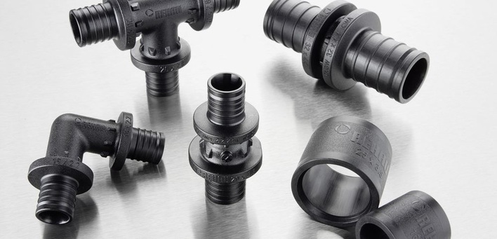 © Rehau
 Rautitan PX: Polymeren Schiebehülsen und Fittings.