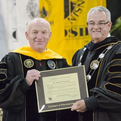 Dr. Martin Viessmann ist mit der Ehrendoktorwürde der University of Wisconsin ausgezeichnet worden. Das Bild zeigt ihn mit Universitätskanzler Richard H. Wells (rechts). (Quelle: Viessmann)