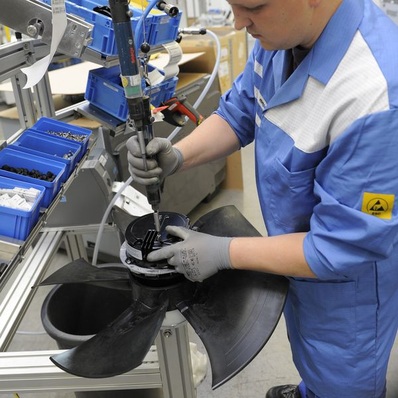 Montage von hocheffizienten elektronisch geregelten GreenTech EC-Ventilatoren. (Quelle: ots / ebm-papst)