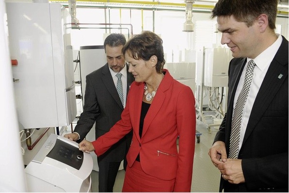 Die hessische Umweltministerin Lucia Puttrich (Mitte), Dr. Marc Andree Groos, Geschäftsführer Vaillant Deutschland (rechts) und Vaillant-Vertriebsingenieur Michael Krueckl starten die gemeinsame Markteinführungsini­tiative für Mikro-KWK-Anlagen.