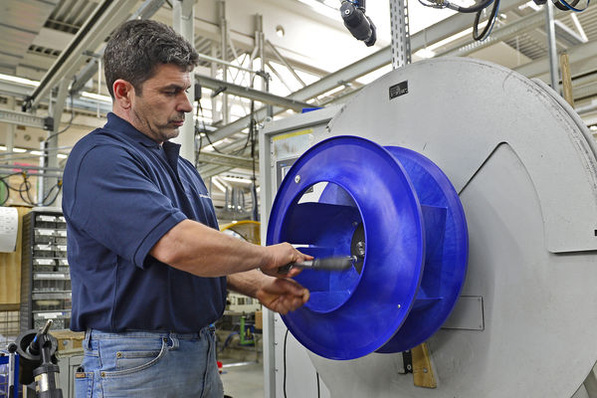 Ziehl-Abegg: Ein Cpro-Ventilatorlaufrad aus dem Verbundstoff ZAmid wird ausgewuchtet.