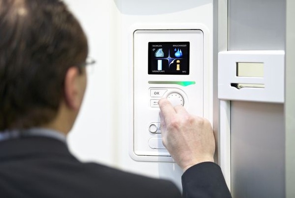 Bedienung einer Heizungs-, Trinkwarmwasser- und Lüftungszentrale F750 von Nibe.