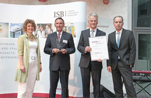 Howatherm-Geschäftsführer Dr. Christoph Kaup (2.v.r.) und -Produktleiter Christian Backes (2.v.l.) nehmen die Success-Technologieprämie von Wirtschaftsministerin Eveline Lemke und Dr. Ulrich Link (ISB) entgegen.