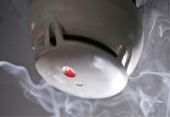 Abb. 1 Sinteso Brandmelder. Eine durchschnittliche Standard-Brandmeldeanlage besteht aus 100 Brand­meldern, verteilt auf zwei bis drei Loops an einer Brandmelderzentrale. Wird die Brandmeldeanlage ­individuell auf die Bedürfnisse und Anforderungen des Kunden zugeschnitten, muss das Know-how von Fachplanern und Herstellern zusammengeführt werden.