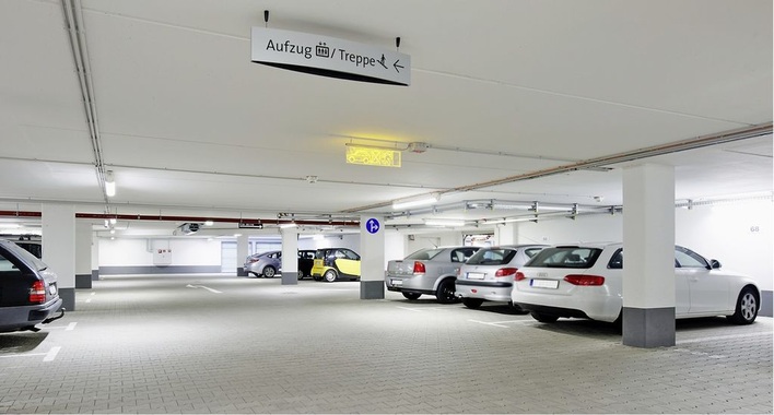Abb. 1 Offen, freundlich, hell und sicher — Belüftungssysteme mit Jet-Ventilatoren eröffnen neue Spielräume im Zuschnitt und der Gestaltung von Tiefgaragen.