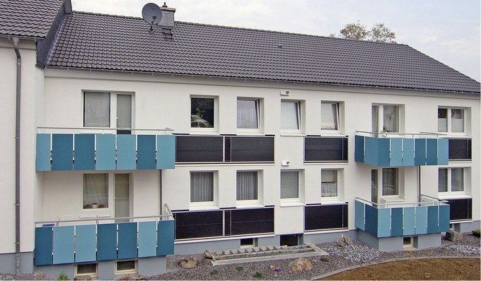 Abb. 1 Modellsanierung eines 1962 errichteten Mehrfamilienhauses in Attendorn: Dämmung der Gebäudehülle, Wohnungslüftung, dezentrale Trinkwassererwärmung, Zentralisierung der Wärmeerzeugung über eine Mikro-KWK-Anlage und eine Gebäudeleittechnik.