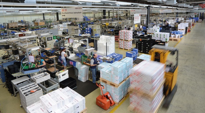 Halle 22 in Holzminden: Hier baut Stiebel Eltron Durchlauferhitzer für Märkte in aller Welt.