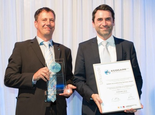 Jochen Eisenhofer, Manager Industrial Daikin (links) und Steffen Vogelbacher, Leiter Key Account Management Daikin, freuen sich über den Ecocare Award 2012 für das nachhaltige Filial-Haustechnikkonzept für dm-drogerie markt
