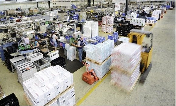 Halle 22 in Holzminden: Hier baut Stiebel Eltron Durchlauf­erhitzer für Märkte in aller Welt.