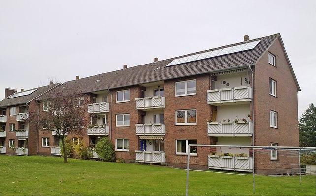 Abb. 1 Für die 52 Wohnungen in dieser Wohnanlage der Wohnbau-Gesellschaft Friesland in Jever ­wurde im Rahmen einer energetischen Moder­nisierung auch ein Hydraulischer Abgleich der ­Heizungsanlagen durchgeführt: Er sichert die geplante Energieeinsparung und verbessert den Wärmekomfort.