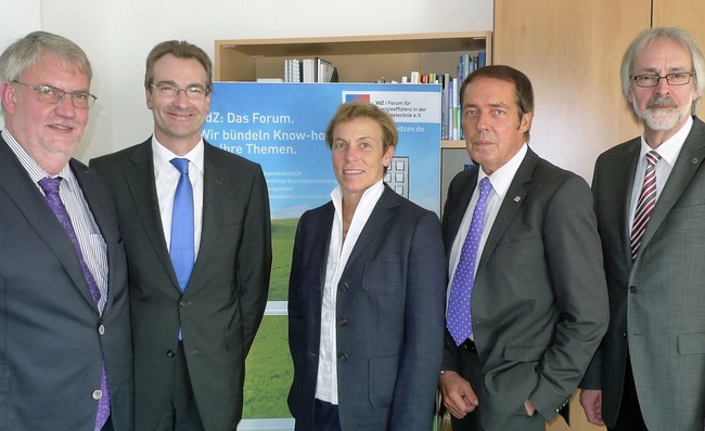 Das neu gewählte VdZ-Präsidium (v.l.): Vize-Präsident Friedrich Budde (ZVSHK), Karlheinz Reitze (ZVEI), Barbara Wiedemann (DGH), VdZ-Präsident Hermann W. Brennecke, Vorstandsmitglied Heinz-Eckard Beele (VDMA).