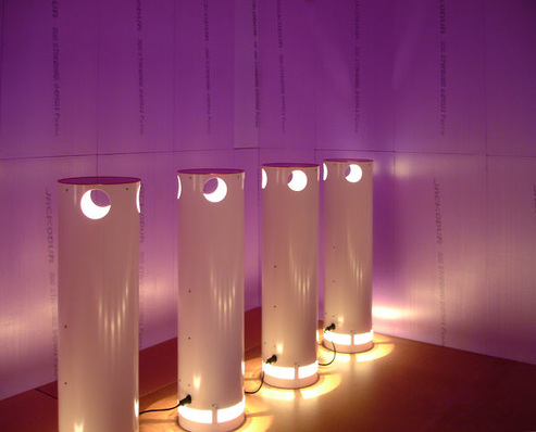 Zwölf Dummys im Zehnder-Prüfraum zur Kühlleistungsmessung simulieren Personen, die Wärme abgeben. Gemessen wird bei Übertemperaturen von 6, 8 sowie 10 K, wobei die Raumtemperatur stets konstant bleibt.