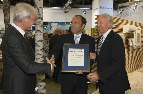 Gunther Gamst freut sich über die Ernennungsurkunde zum Wirtschaftssenator, überreicht durch Dr. Ingo Friedrich (r.), Präsident des EWS und Vize-Präsident des Europäischen Parlaments a.D. sowie EWS-Generalsekretär Wolfgang Franken (l.).