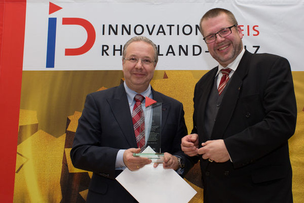 Dr. Joe Weingarten, Abteilungsleiter im rheinland-pfälzischen Wirtschaftsministerium (rechts) überreicht Thomas Kübler den Innovationspreis des Landes 2012.