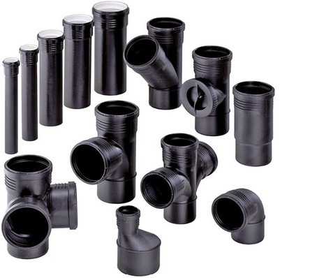 Geberit Silent-PP: Komplettes Stecksystem mit Mehrschichtrohren und rippenverstärkten Formstücken.