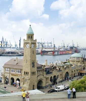 Abb. 1 Wahrzeichen von Hamburg: Die St. Pauli Landungsbrücken, seit Frühjahr 2012 mit dem Szene-Gastronomiebetrieb Block Bräu.