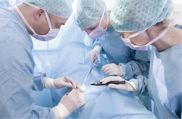 © Marchhart
 Abb. 1 Bei einer Operation wird durch große HEPA-gefilterte Luftmengen mit definierter Luftströmung einer mikrobiellen Belastung des Patienten vorgebeugt.