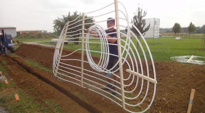 Boden-Klima-Tauscher: Die Geothermie-Register werden mit einer speziellen Erdschlitzfräse eingebracht.