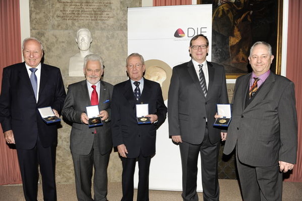 Träger der Dieselmedaille 2012 (v.l.): Dr. Jochen Opländer (Wilo), Dr. Willi Steul (Deutschlandradio), Hans-Peter Stihl (Stihl), Andreas Deutsch (EZN), Dr. Christian Eckert (EZN).