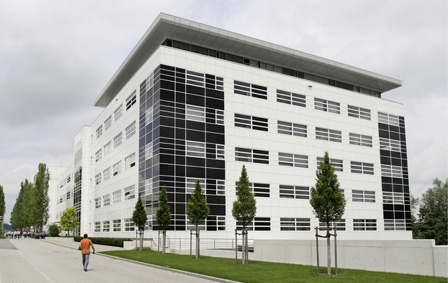 Abb. 1 Beim Verwaltungsgebäude am Hauptsitz der Dräxlmaier Group in Vilsbiburg…