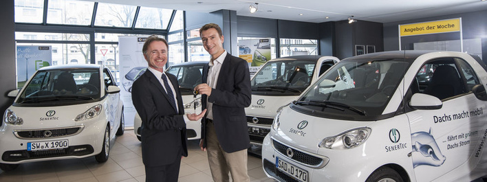 SenerTec-Verkaufsleiter Süd Walter Albrecht (l.) und Stefan Vogt vom smart Center Nürnberg bei der Übergabe von smarts fortwo electric drive für die SenerTec Vertriebspartner.