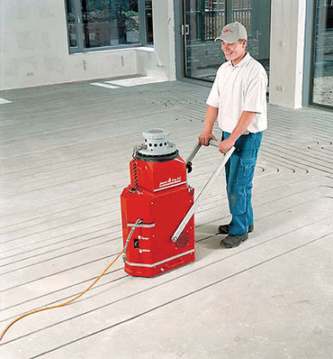 Fräsarbeiten zur Verlegung einer Rotex-cutFußbodenheizung.