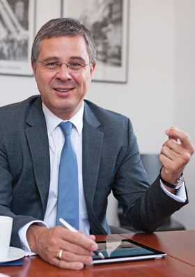 Abb. 1 Wolf Hartmann: „Nutzer der neuen Induk­tionsgerätegeneration profitieren durch die ­geringen Systemdrücke und die Möglichkeit eines variablen Luftstroms von einem geringen Energiebedarf sowie vom hohen akustischen und thermischen Komfort.“