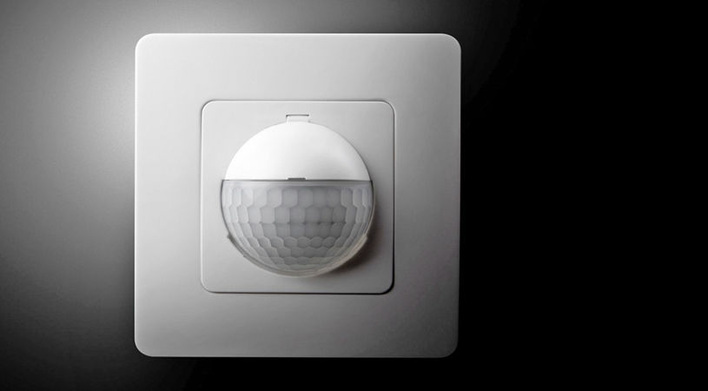 Esylux: Wandmelder PD-C 180i KNX mit integriertem Akustiksensor.