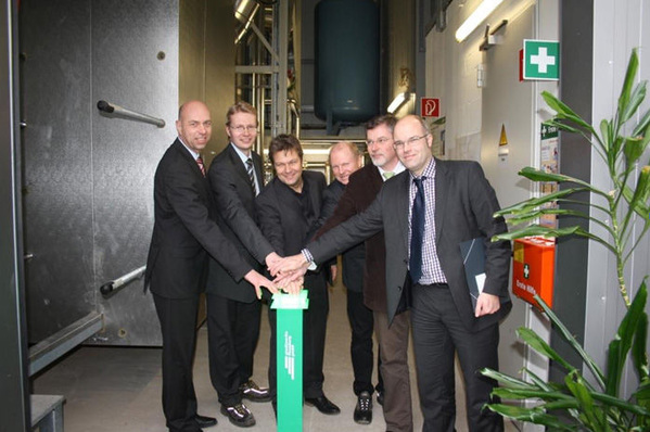 Druck auf den “grünen Knopf“ für den Elektrodenheizkessel: Robert Habeck, Minister für Energiewende, Landwirtschaft, Umwelt und ländliche Räume von Schleswig-Holstein, und von den Stadtwerken Flensburg Rolf Helgert (Aufsichtsratsvorsitzender), Maik Render (Geschäftsführer), Dirk Roschek (Erzeugungsleiter) und Claus Hartmann (Projektleiter).