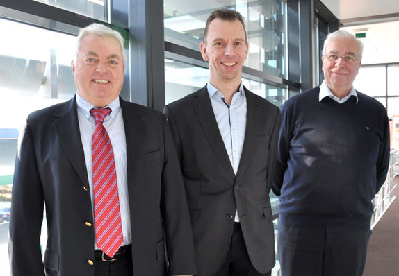 Oswald Lindner, Direktor der Walraven Group und Geschäftsführer der Bayreuther Walraven GmbH begrüßt Pelle van Walraven als neuen geschäftsführenden Direktor der Walraven Group, dem sein Vater Jan van Walraven die Unternehmensleitung übergab (v.l.).