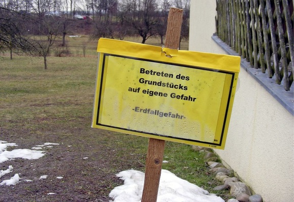 Abb. 1 Manche Schäden treten fast unmittelbar nach einer Erdwärmesondenbohrung auf, manche kommen schleichend, wie hier in Wurmlingen. Eine nicht abgedichtete Erdwärmesondenbohrung verstärkt hier den Auslaugprozess in den Grundgipsschichten. Erdfälle sind die Folge.