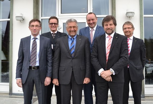 Die neuen BTGA-Präsidiumsmitglieder Nikolaus Daume und Manfred Schmitz (v.l.) sowie die Vizepräsidenten Karl-Walter Schuster und Hermann Sperber, Josef Oswald (Präsident) und Günther Mertz (Hauptgeschäftsführer des BTGA).