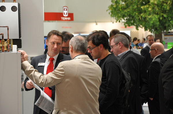 Luft/Wasser-Wärmepumpe Ecodan im Fokus der Besucher auf dem ISH-Messestand von Mitsubishi Electric.