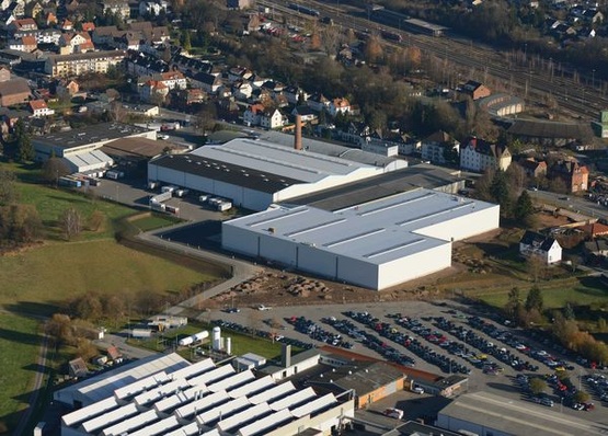 Blick auf das Werk Nord von Stiebel Eltron in Holzminden mit der neuen Logistikhalle in der Bildmitte.