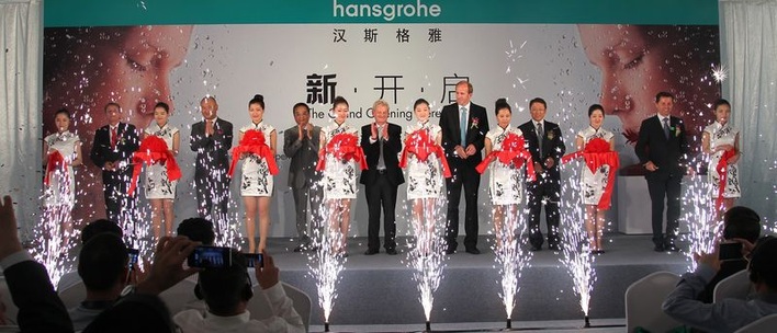 Siegfried Gänßlen (4.v.r.), Vorstandsvorsitzender der Hansgrohe SE, Marc Griggel (3. v.r.), Vorstand Produktion Hansgrohe SE, und Quansheng Ren (2. v.r.), Geschäftsführer Hansgrohe China, bei der Einweihung der Werkserweiterung in Songjiang.