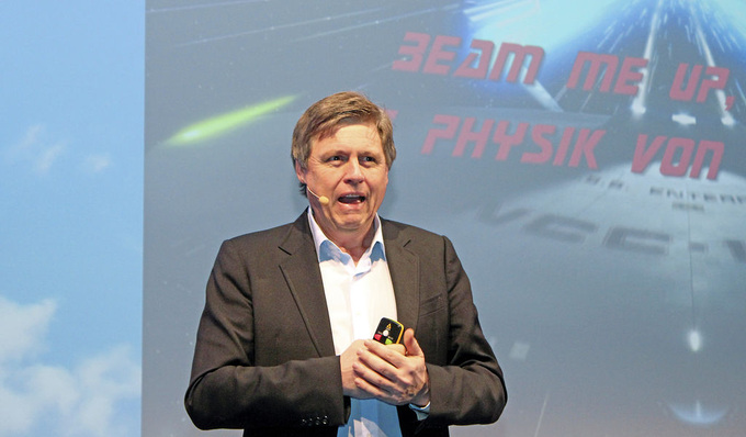 Abb. 1 Ulrich Walter faszinierte beim 9. Deutschen Planertag von Daikin 120 TGA-Planer und Architekten mit seinem Gastvortrag „Beam me up, Scotty“ und einem „Ausflug“ in die Weiten des Weltalls.