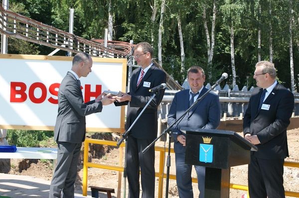 Grundsteinlegung: Dr. Eckart Reihlen, Werkleiter Standort Engels, Ulrich Schmidt, Bereichsvorstand Bosch Thermotechnik, Dmitry Lobanov, Bürgermeister von Engels, und Gerhard Pfeifer, Vertreter der Bosch-Gruppe in Russland und den GUS-Staaten.