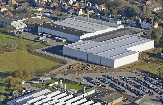 Blick auf das Werk Nord von Stiebel Eltron in Holzminden mit der neuen Logistikhalle in der Bildmitte.