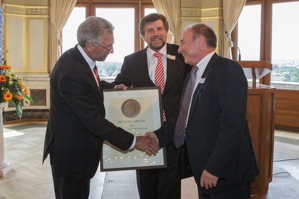 Karl-Walter Schuster (BTGA-Vizepräsident) und Josef Oswald (BTGA-Präsident) zeichnen Klaus Hermsdorf mit dem Rietschel-Diplom aus (v.l.).