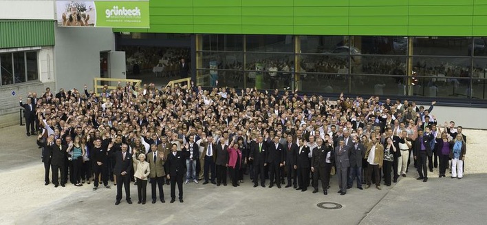 Gruppenbild der Grünbeck-Mannschaft in Höchstädt zum Tag der offenen Tür im Juni 2013. Seit August sind am Firmenhauptsitz über 500 Mitarbeiter beschäftigt.