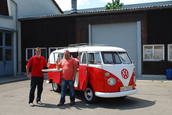 Bye, bye Bulli: Marketingleiter Jens Bredemeier übergibt die Schlüssel des ehemaligen WWW-Mobils an den neuen Besitzer, einen Oldtimer-Liebhaber aus dem Rhein-Neckar Raum.