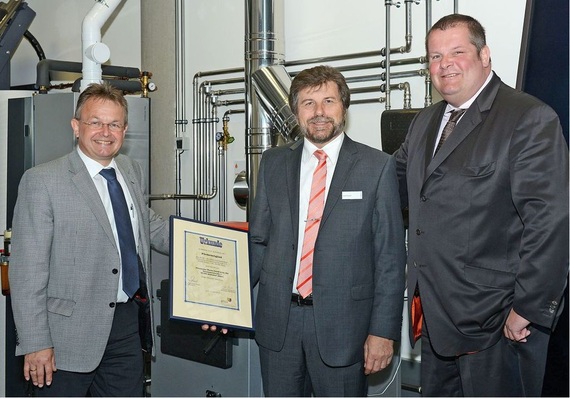 Urkundenübergabe an das neue BTGA-Fördermitglied: Thomas Krause, ­Geschäftsführer der Viessmann Deutschland Industrie GmbH; Josef Oswald, Präsident des BTGA; Dr. Frank Voßloh, Geschäftsführer Viessmann Deutschland GmbH (v.l.).