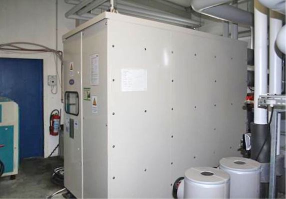 Abb. 1 Die Absorptionskältemaschine setzt die thermische BHKW-Leistung in Kälte um, wenn diese nicht für Heizzwecke genutzt werden soll.