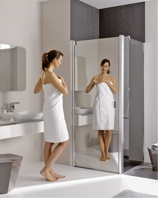 Kermi-Spiegelglas: Spritzschutz und komfortabler Ganzkörperspiegel.